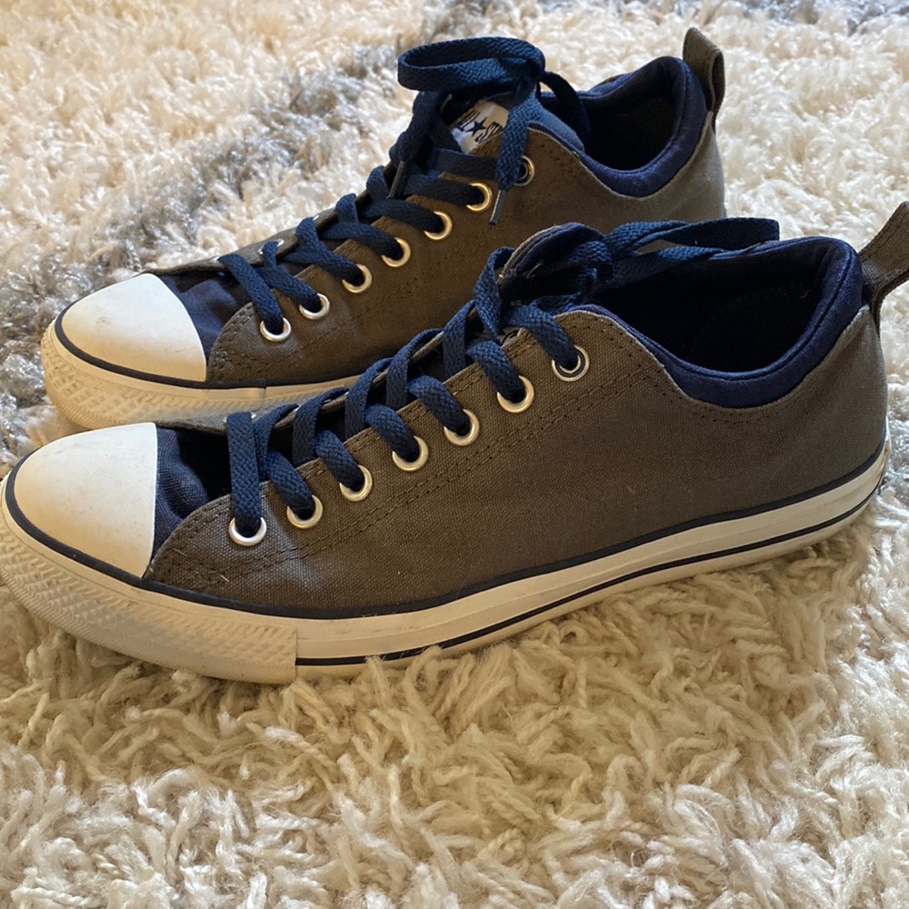 In like new condition. Gray and navy converse